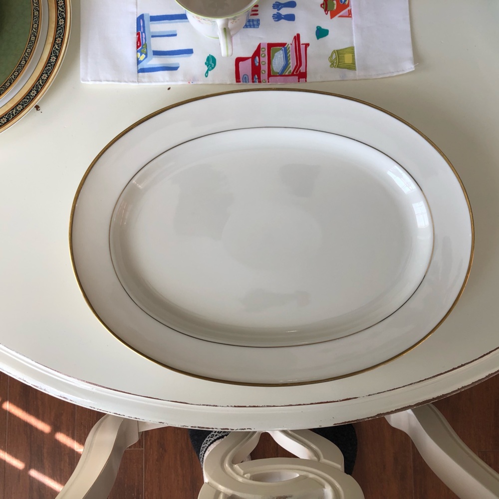 Mikasa Stanton Gold platter in like new condition, was used for display only.